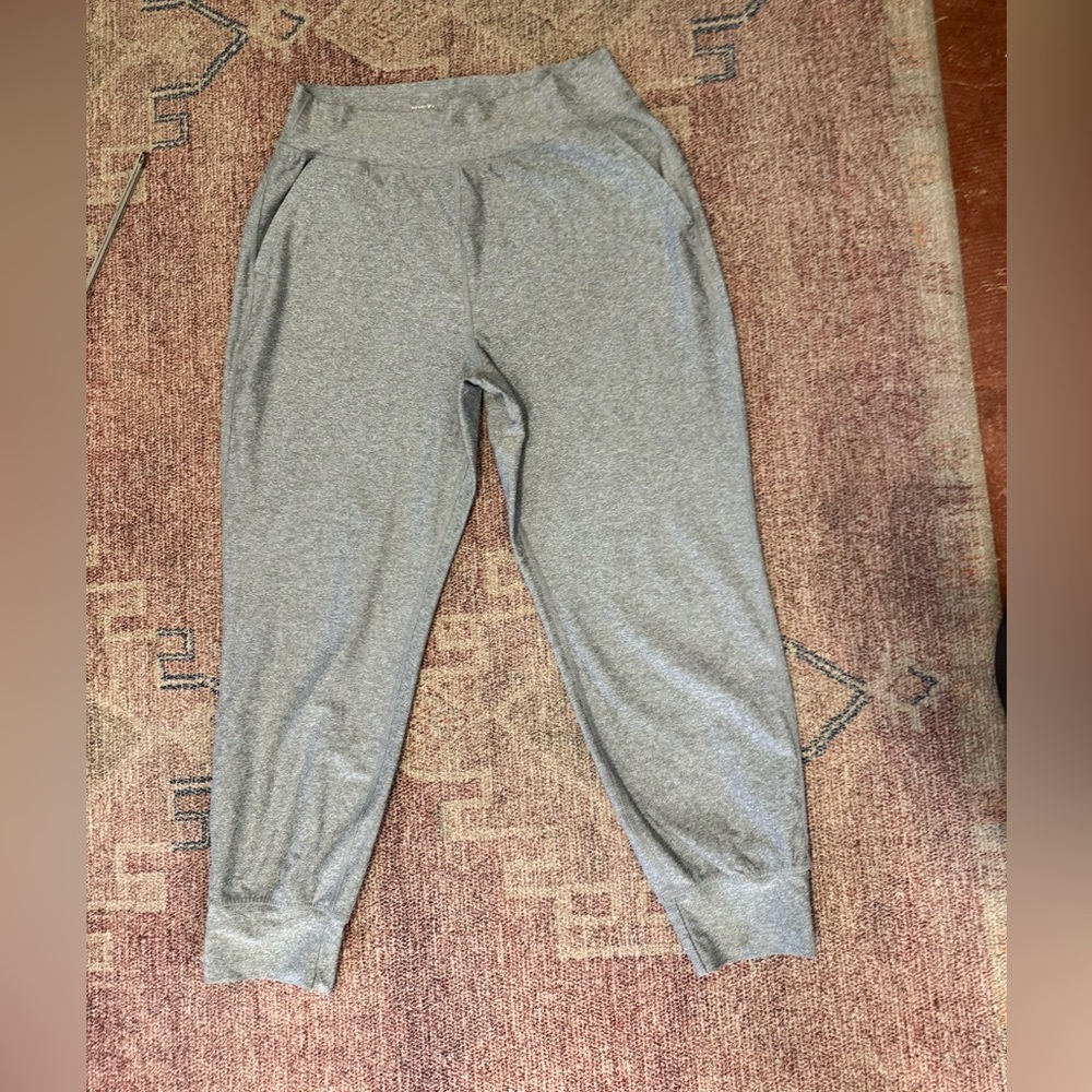 Old navy med petite cloud extra high rise go dry jogger in light grey